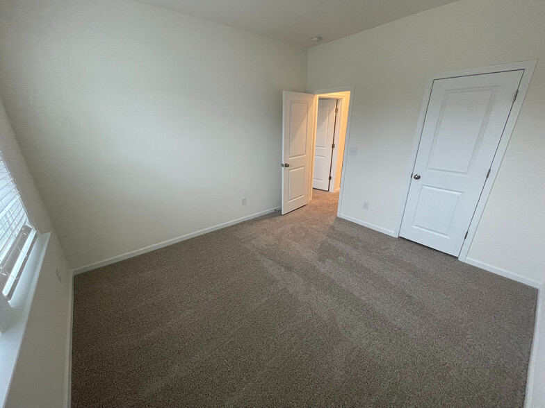 Building Photo - Room in Townhome on Rivulet Wy
