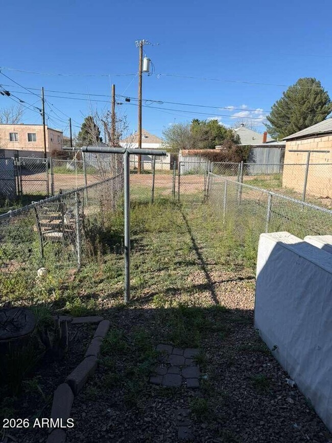 Building Photo - 830 E 9th St