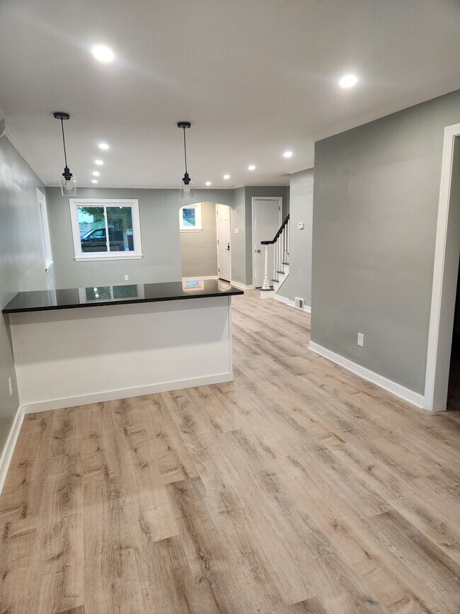 Building Photo - 145 Morrison Dr