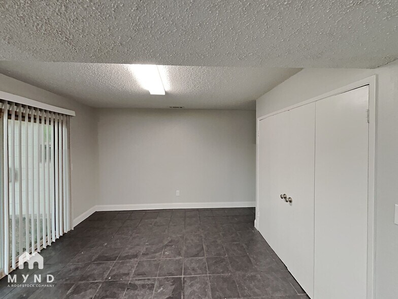 Building Photo - 1303 Hillsdale Dr