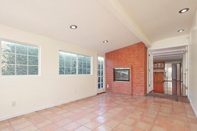Building Photo - 1430 Lovell Ave