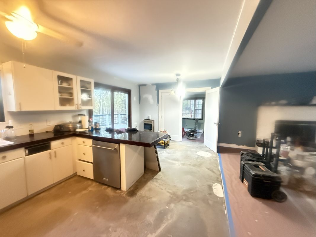 Building Photo - 1049 Alpine Dr