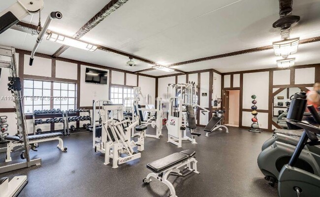 Building Photo - 3670 Inverrary Dr