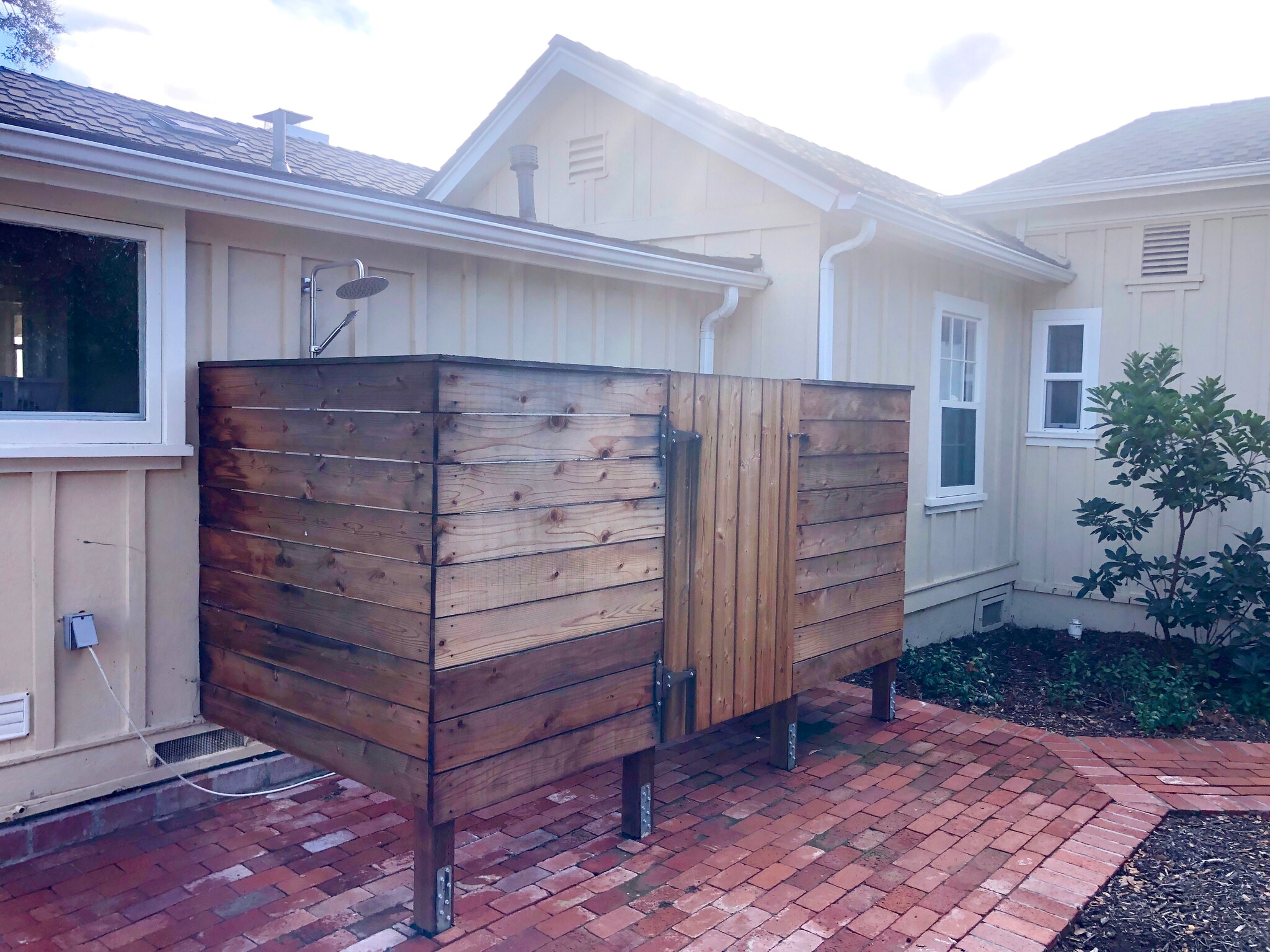 Outdoor shower - 880 Cambridge Dr