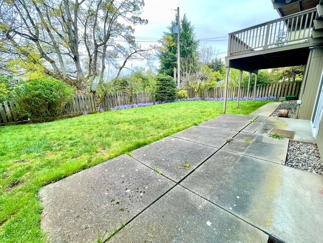 Building Photo - Charming lower level of home