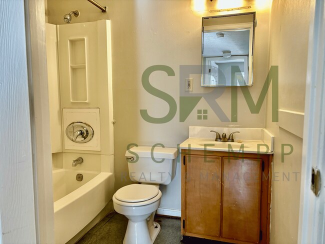 Building Photo - Updated Two Bedroom Apartment in Portland now available! *Section 8 accepted*