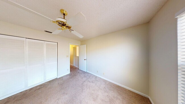 Building Photo - Spacious 3Bed/2.5Bath/Garage Home in Via Verde