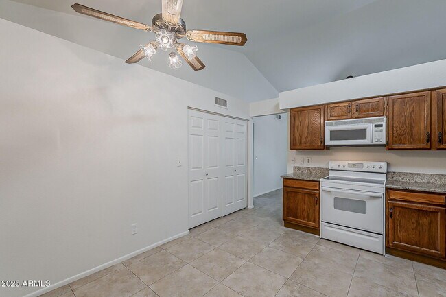 Building Photo - 5136 E Evergreen St