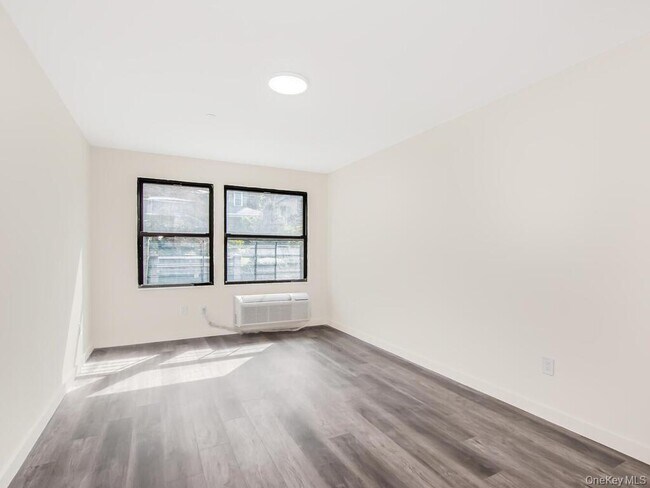 Building Photo - 409 Warburton Ave