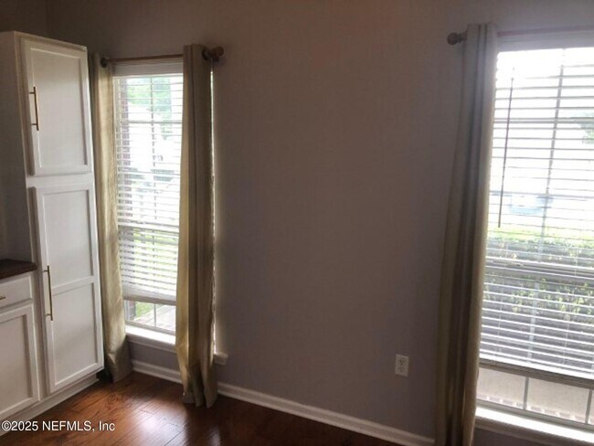 Building Photo - 12887 Dunns View Dr