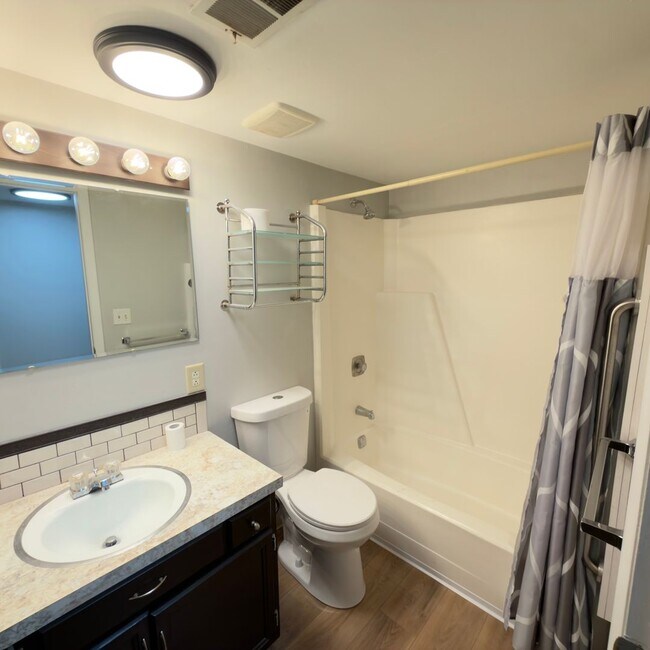 Building Photo - 2 Bedroom Upper Duplex in Breton Village!