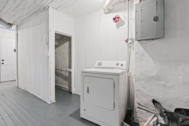 Building Photo - 2 bed 1 bath - all updated, central air, laundry, great location