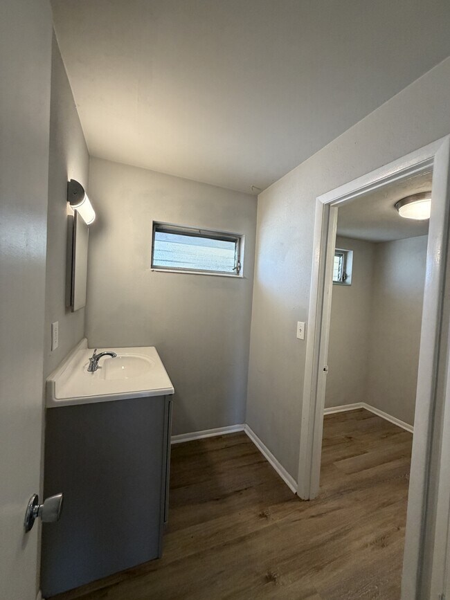 Building Photo - 1920 W Lakeview Blvd