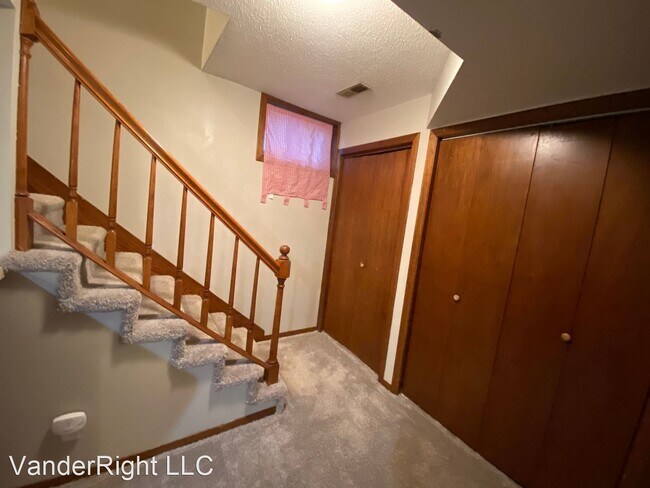 Building Photo - 3 br, 1.5 bath House - 2107 S Grange Ave