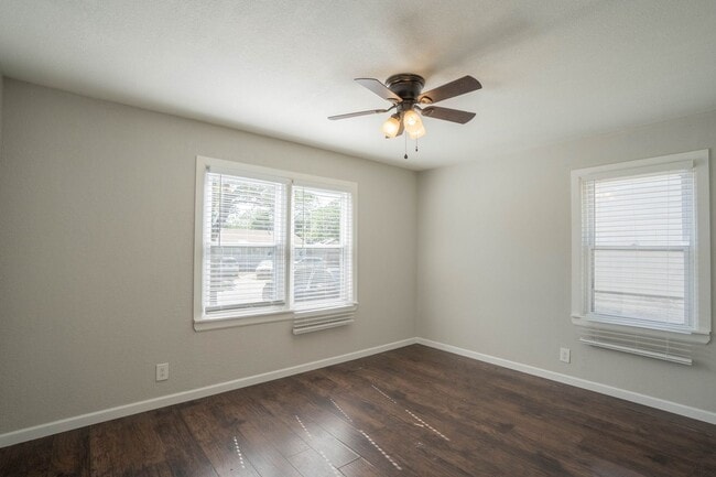 Building Photo - 3 Bed 1 Bath With Bonus Room!