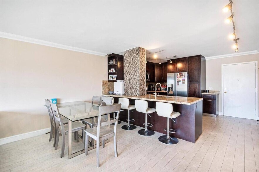 Building Photo - 110 S Shore Dr