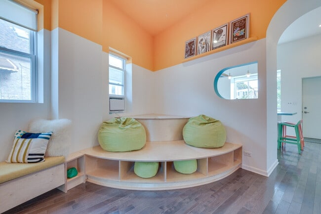 Building Photo - 3247 S Oakley Ave