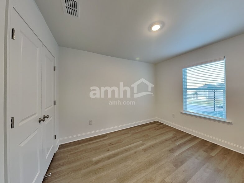 Building Photo - 910 Carnelian Ln