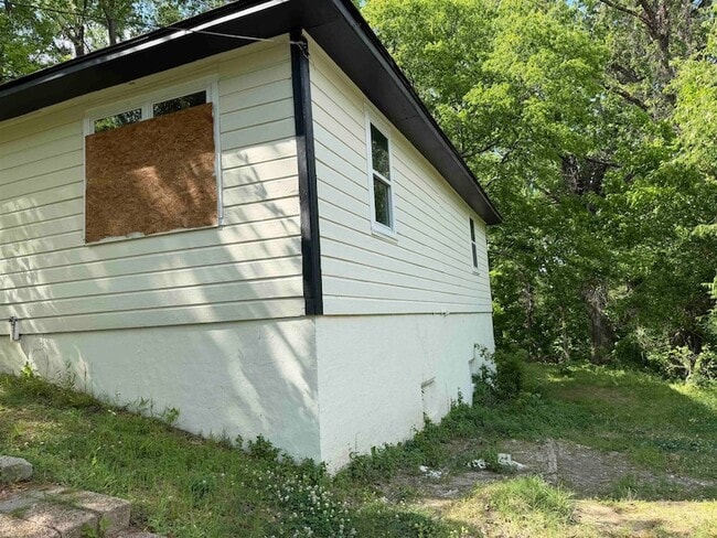 Building Photo - 8 E Brooks Rd