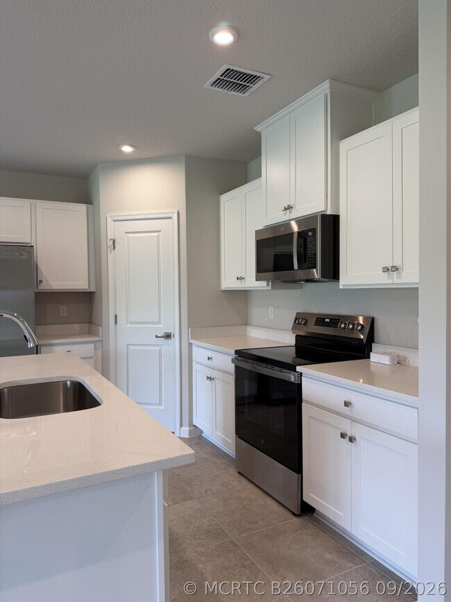 Building Photo - 13946 Blue Haven Dr