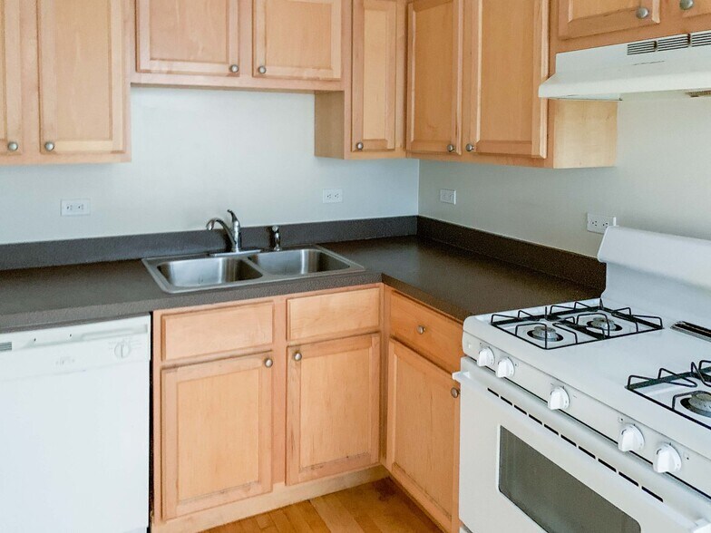 Building Photo - 4913 N Hermitage Ave