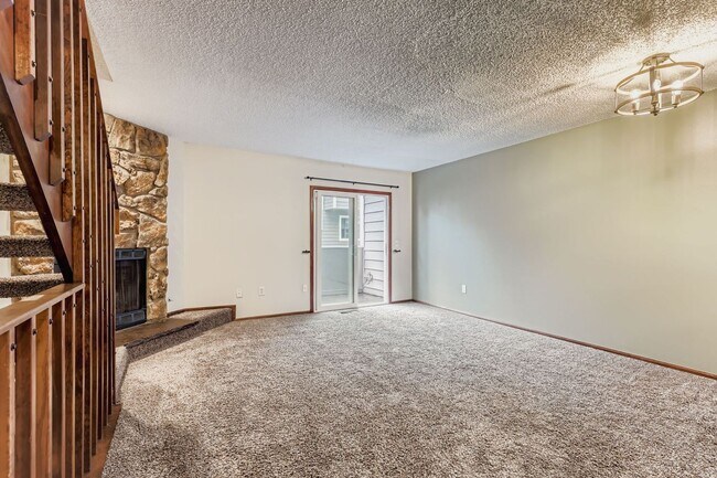 Building Photo - Wonderful 2BD/2.5BA Condo in Excellent Loc...