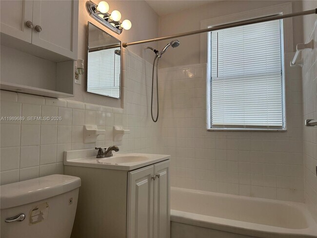 Building Photo - 1441 NE 134th Rd