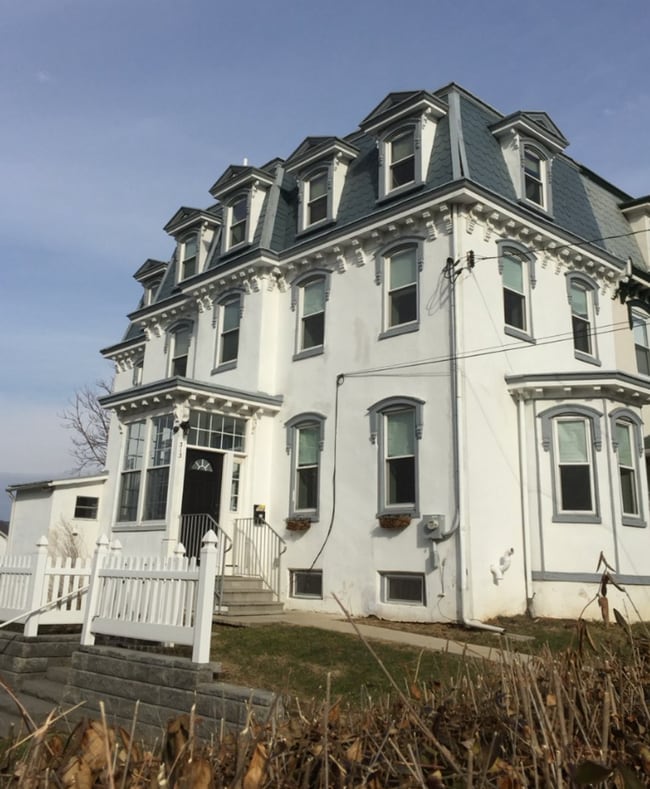 Building Photo - Lovely 5BD/2.5BA Twin in Downingtown Borough!