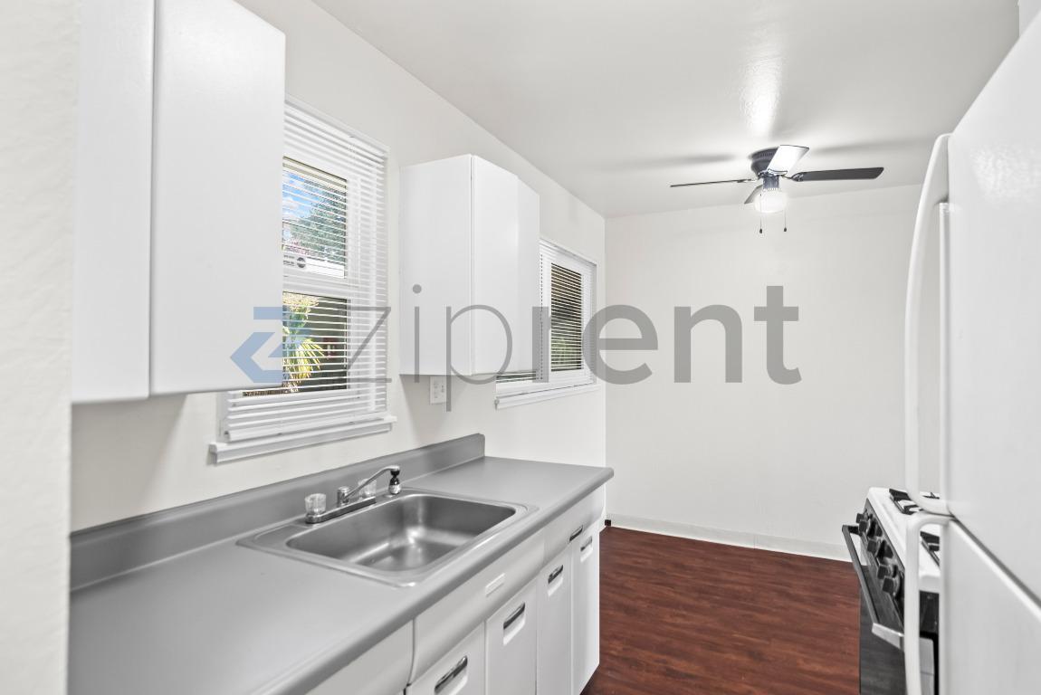 Building Photo - Unit 209