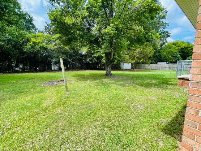Building Photo - ADORABLE BRICK RANCH IN LAGRANGE *3 BR, 1 BA* NEWLY RENOVATED