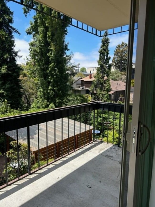 Building Photo - $250 Move In Special!!! Nice Cozy 1 Bedroom Condo !!!
