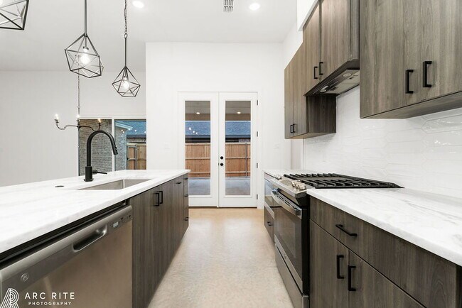 Building Photo - High End Luxury Home!