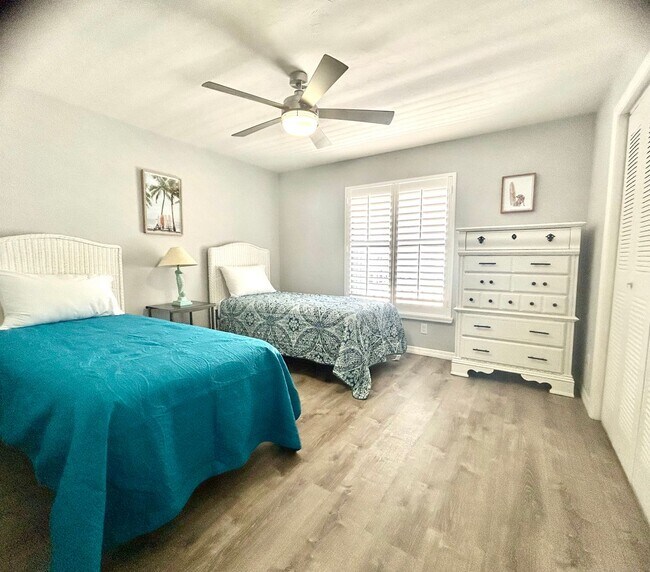 Building Photo - 2/2 Beautifully Remodeled, Furnished, With...
