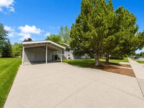 Building Photo - Spacious and charming! Conveniently located 2 bedroom, 1 bathroom
