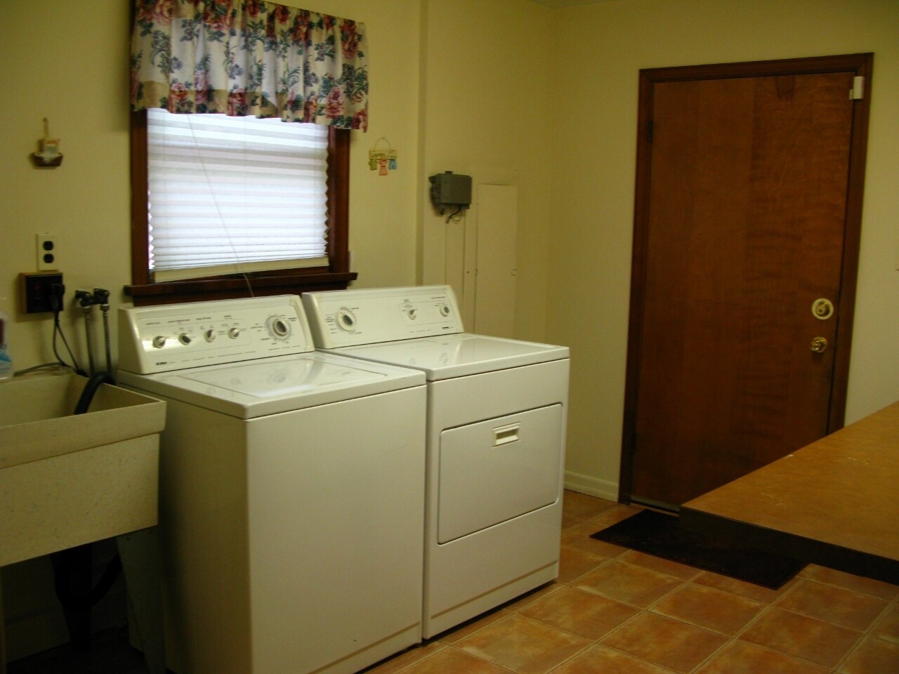 Building Photo - 392 Hallowood Dr