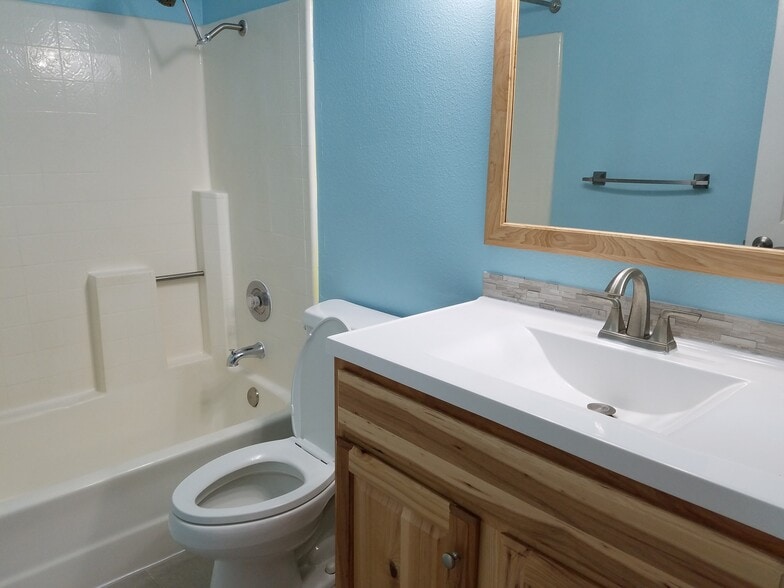 Guest Bathroom - 2831 Hillsboro Court