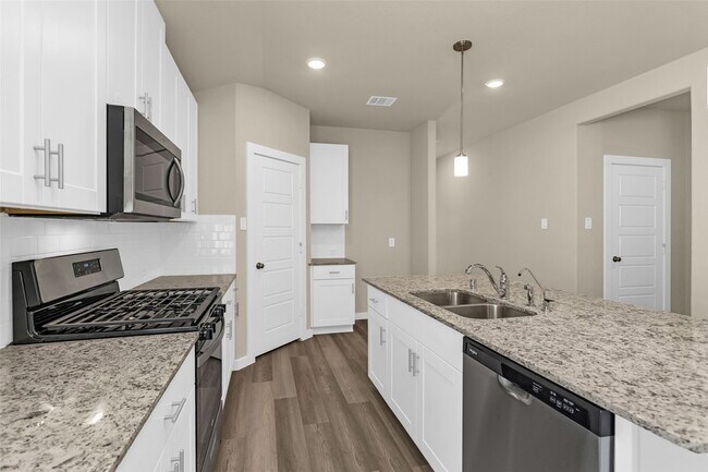 Building Photo - 18095 Martin Pines Dr