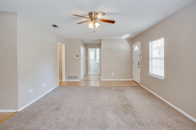 Building Photo - Large 4 bedroom in Tech Terrace ready to c...