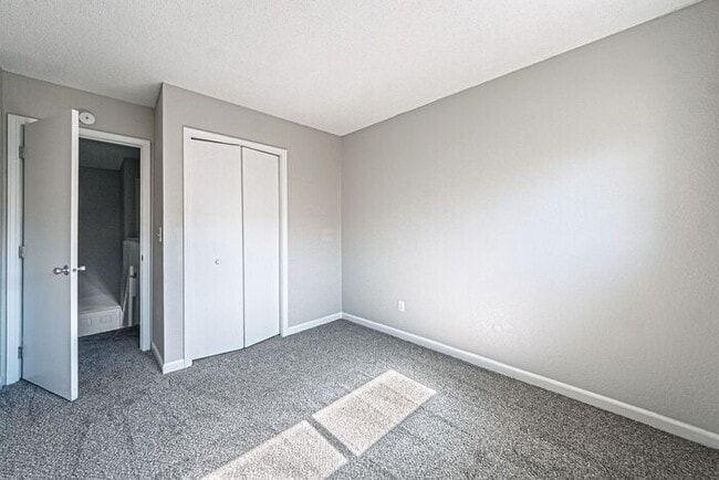 Building Photo - 3 Bed 2 Bath Townhouse, newly renovated! -...
