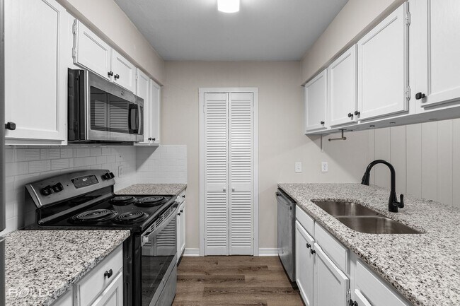 Building Photo - 3 bed 2 bath Town House