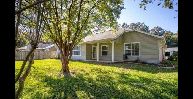 Building Photo - Bright and spacious home in Eagle Point!