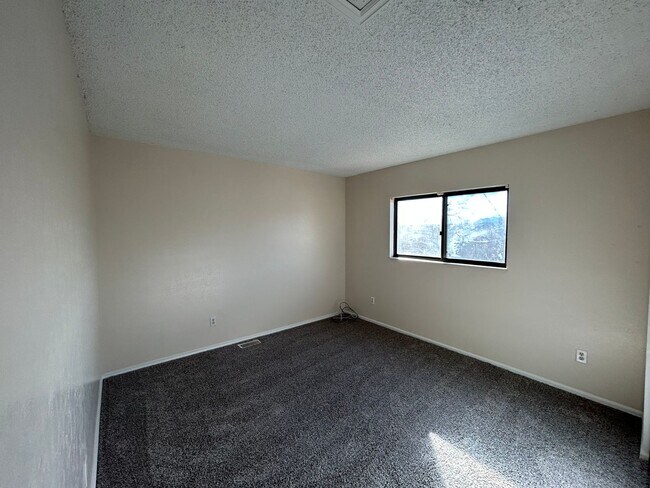 Building Photo - 2223 Ptarmigan Ln