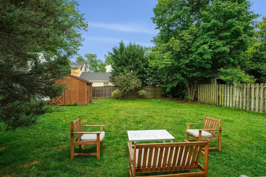 Building Photo - 86 Tulip St