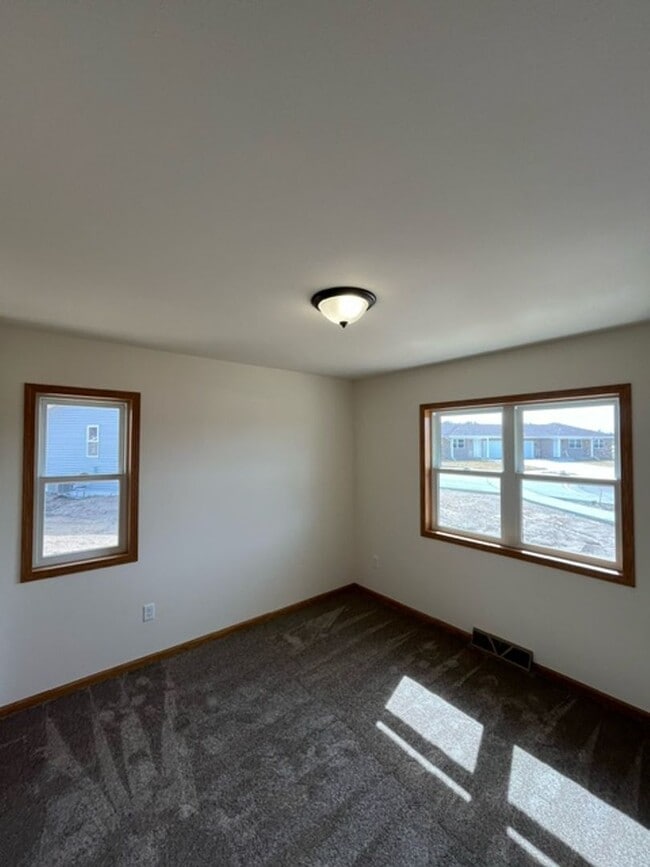 Building Photo - 517