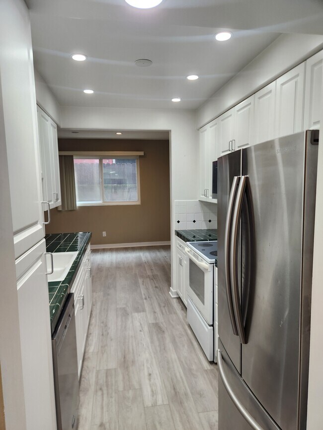 Building Photo - 1242 S Barrington Ave