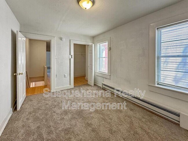 Building Photo - 537 Woodward St