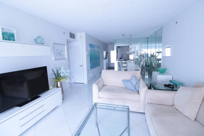 Building Photo - 465 Paradise Isle Blvd