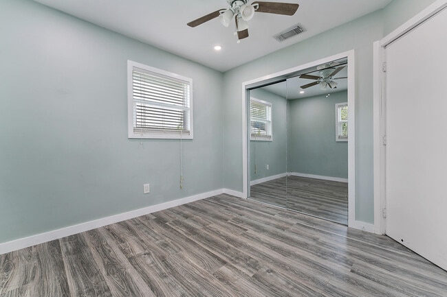 Building Photo - 856 SW Rustic Cir