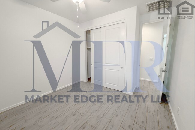 Building Photo - 3Bed/2.5Bath Townhouse at 7th St/Hatcher! Move-In Ready on 04/09/2026! -- NO HOA! ALL TILE FLOORING!