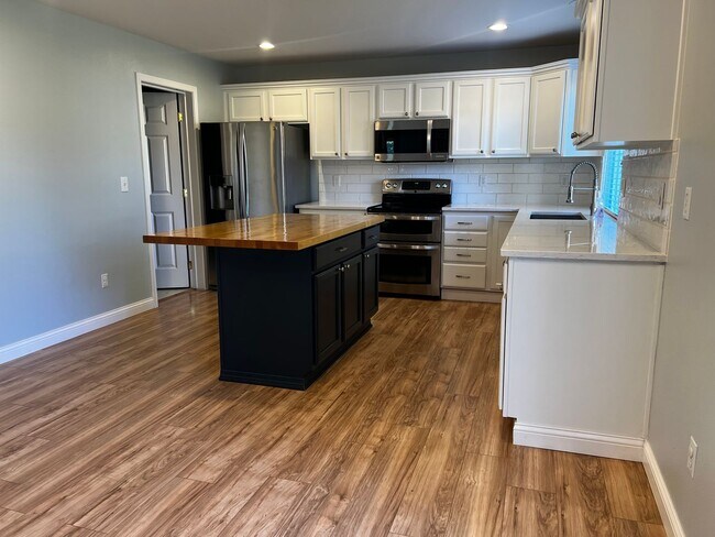 Building Photo - Dupont 4 bedroom plus loft home